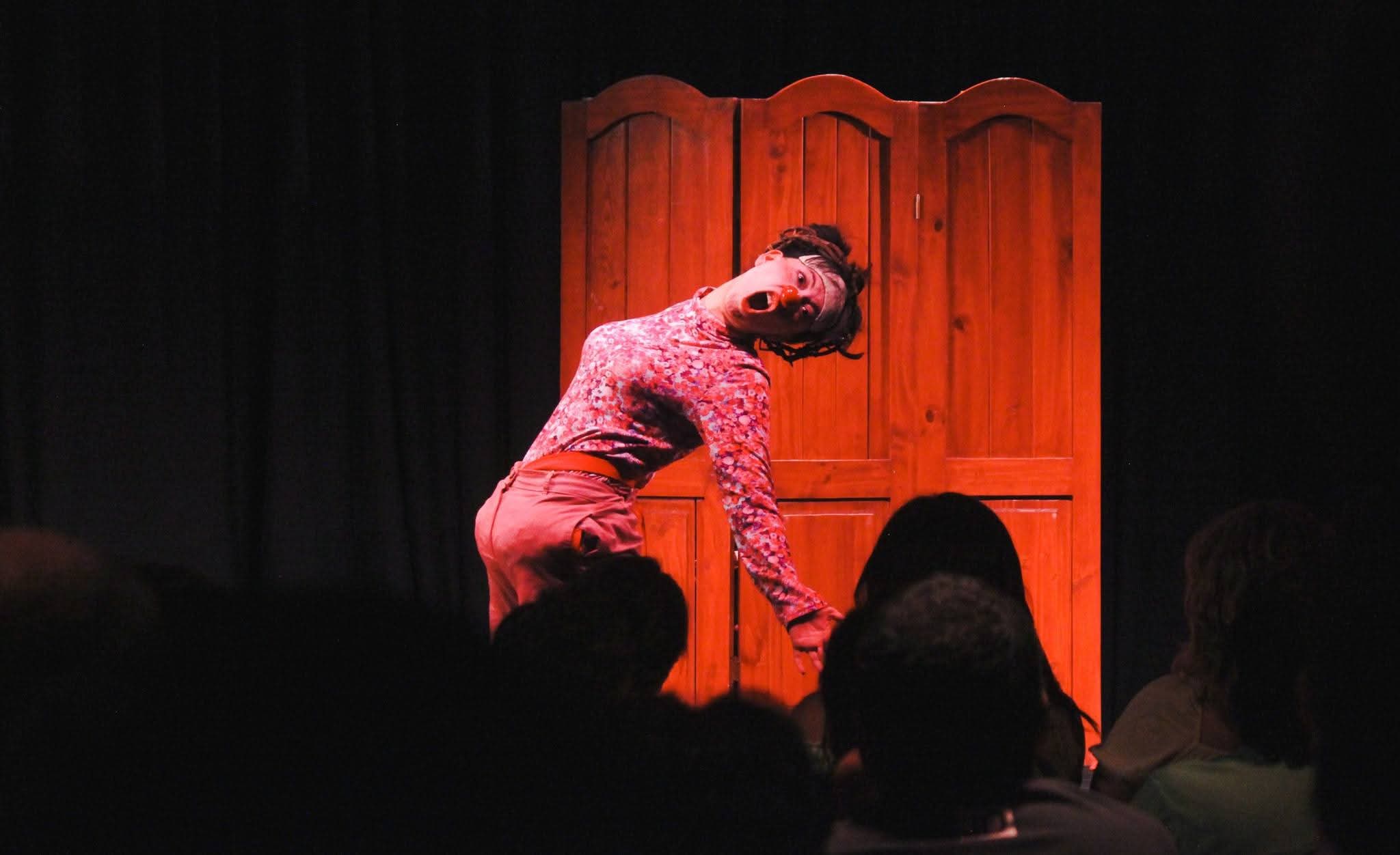 Clown en escena bajo luz roja
