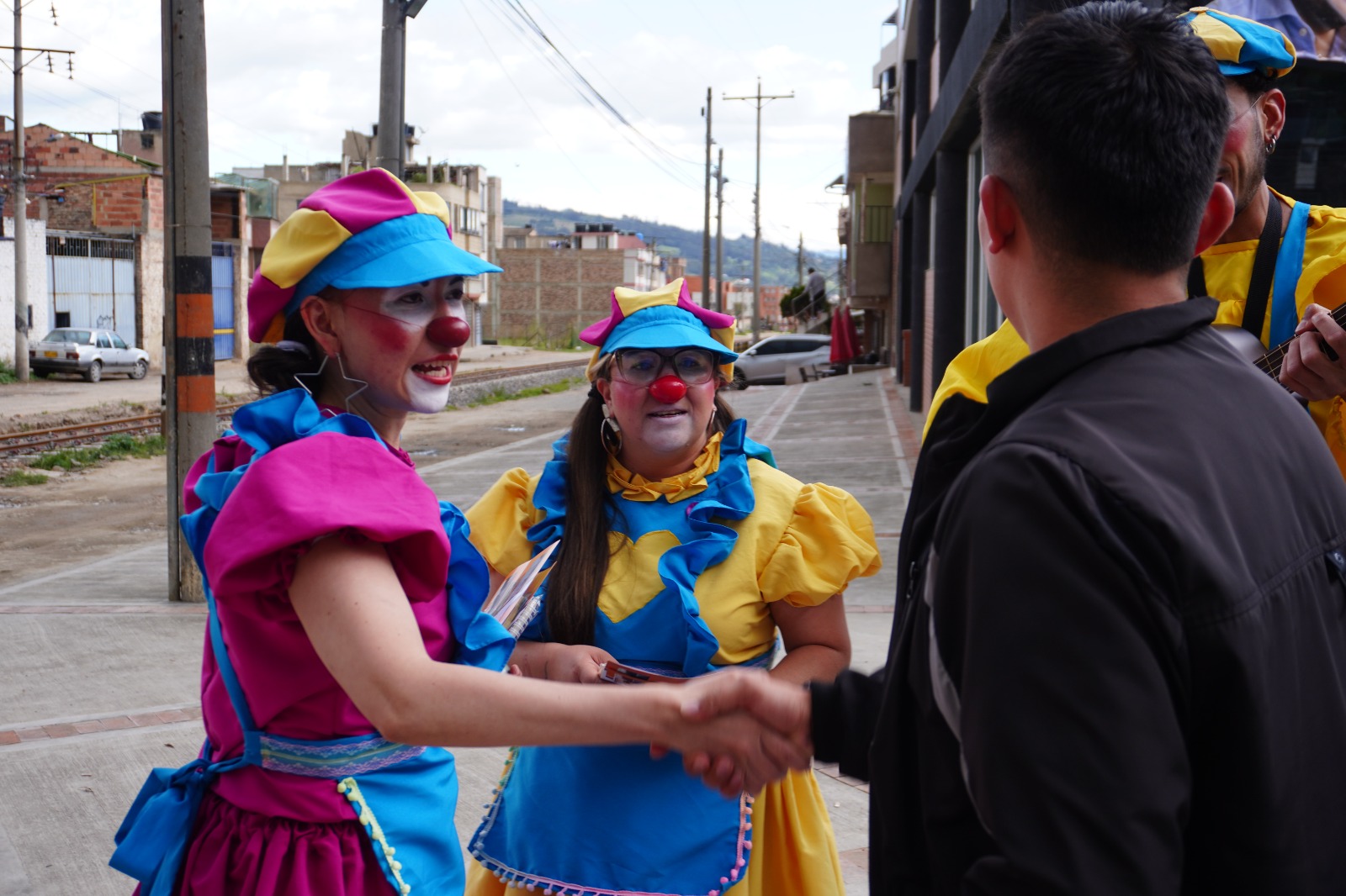 Teatro de calle, clown saludando