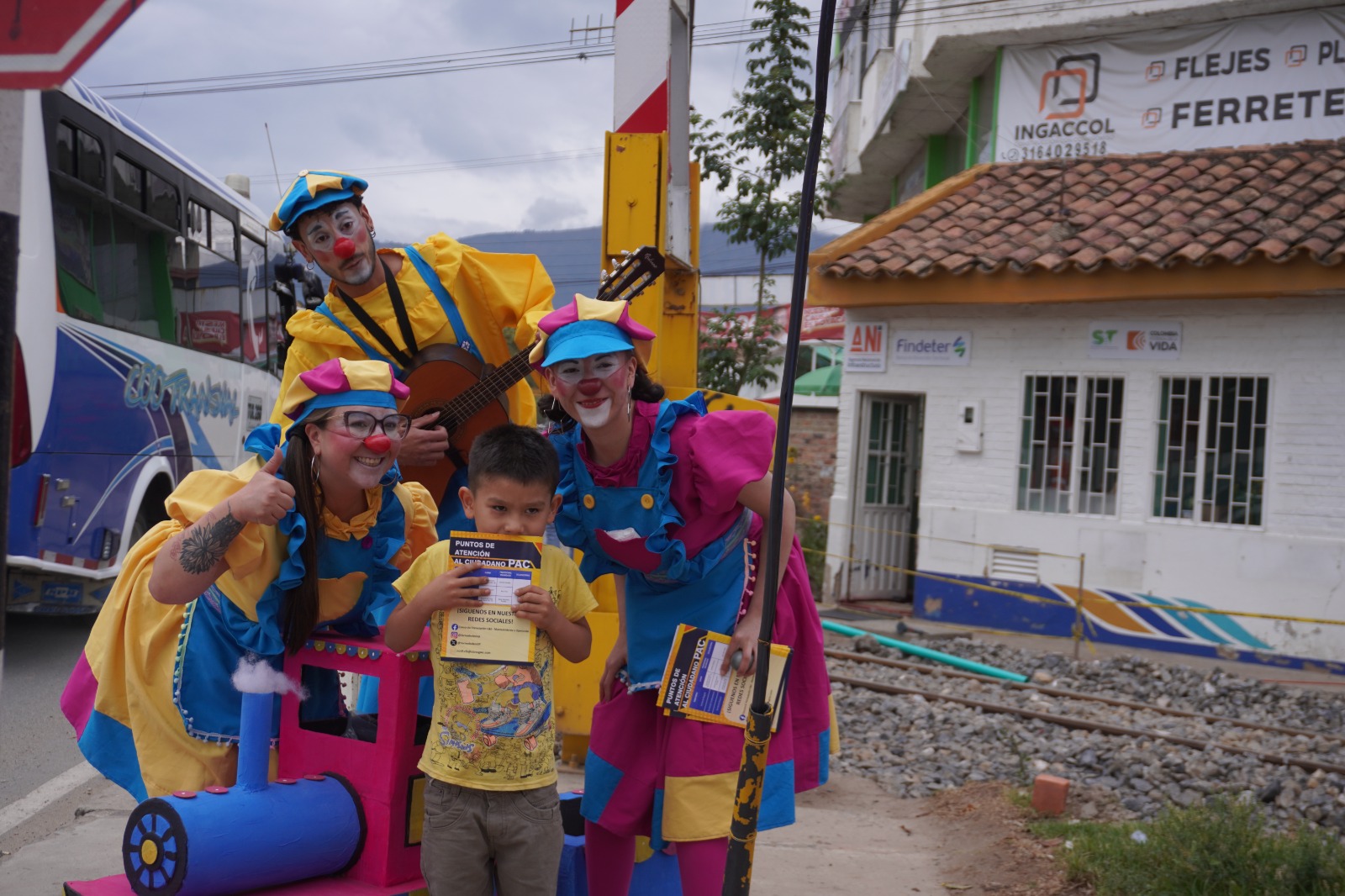 Intervención comunitaria de clown en la calle